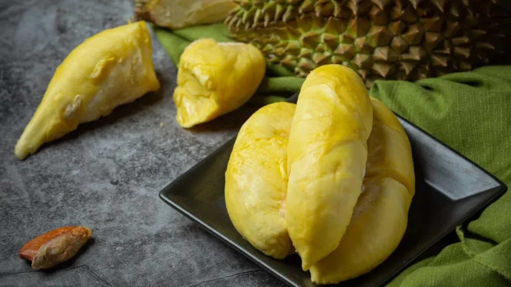 Cơm sầu riêng bày đĩa