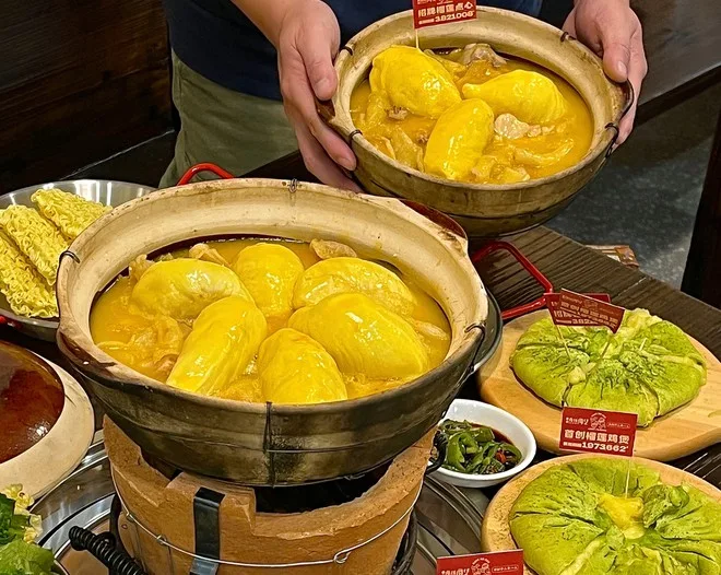 Lẩu sầu riêng nấu niêu